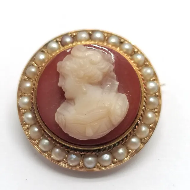 18CT GOLD HARDSTONE PORTRAIT BROOCH W/ PEARL DETAIL.