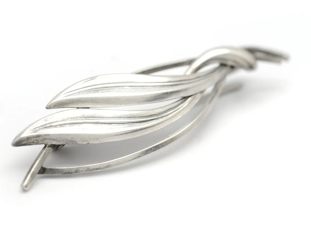 ERIK GRANIT, brosch, silver, löv, Helsingfors Finland 1960, längd 6 cm, vikt 4,8 g. — Smycken/Brosch — Kaplans