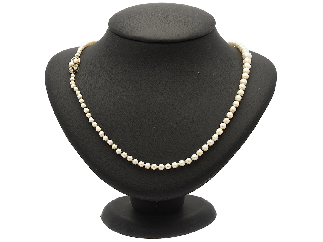 PÄRLCOLLIER, odlade pärlor, doserade, ca 3,25 -7 mm, lås i 18K guld, slitna pärlor. — Smycken/Pärlcollier — Kaplans