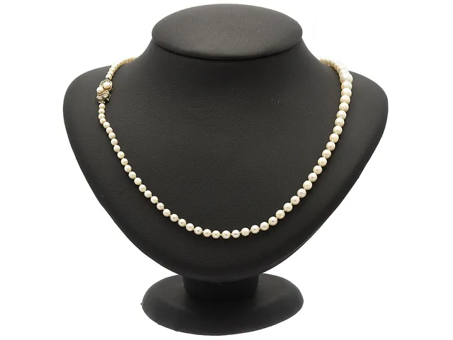 PÄRLCOLLIER, odlade pärlor, doserade, ca 3,25 -7 mm, lås i 18K guld, slitna pärlor.