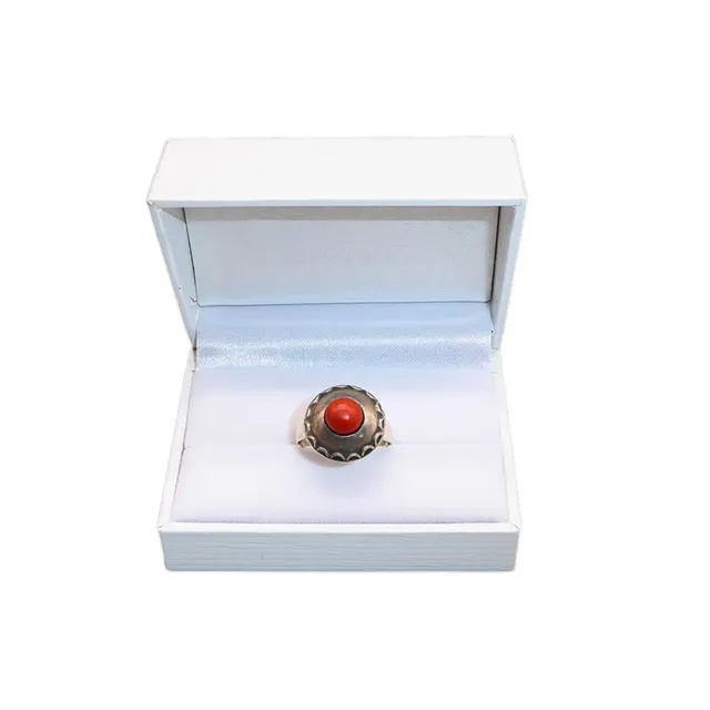SILBERRING MIT RUNDEM KORALLEN-CABOCHON IN GEWÖLBTER FASSUNG.