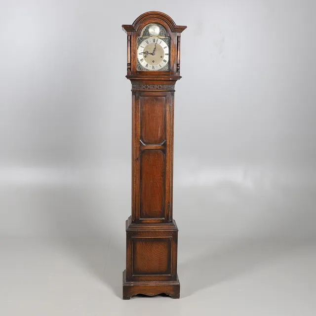 AN EARLY 20TH CENTURY OAK LONGCASE CLOCK.