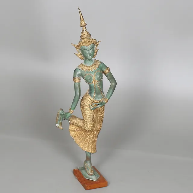 SKULPTUR i grönpatinerad brons, thailänsk tempeldansös.