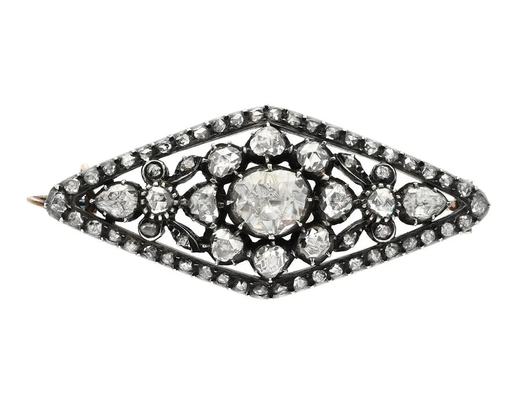 BROSCH, 18K guld/silver, rosenslipade diamanter, antik, svensk importstämpel, mått 42x19 mm, vikt 7,5 g, några diamanter har nagg och små skador, etui. — Smycken/Brosch — Kaplans