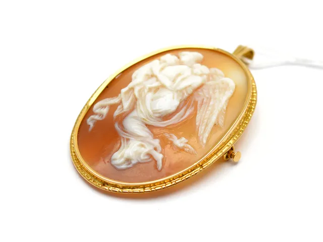 Brosch/Hänge 18K 8,1g Camé, smått skadad