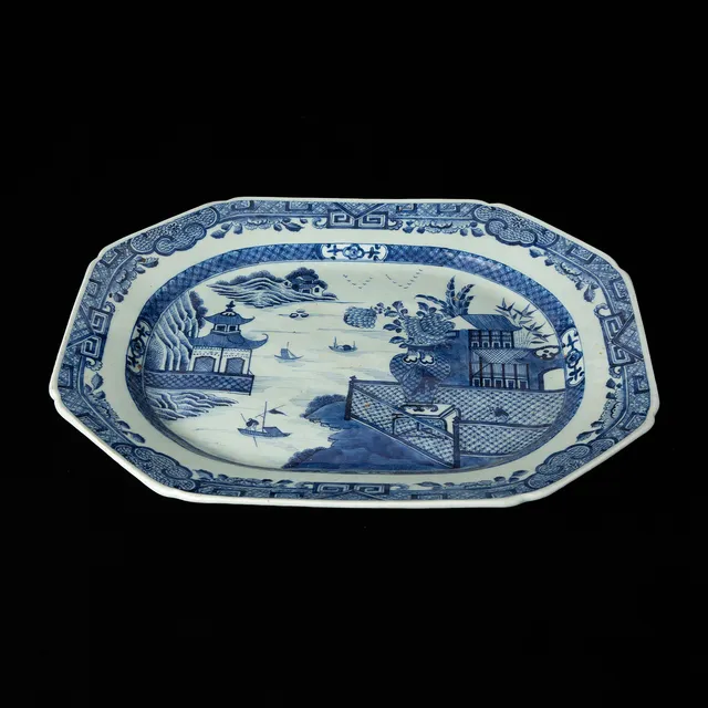 STEKFAT. Porslin, Kina, 1700-tal.