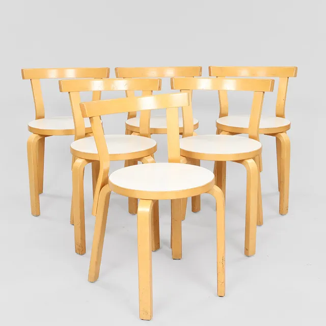 ALVAR AALTO. Et sæt på seks stole af birk, sæder med hvidt laminat, model nr. 68, Artek, Finland, formgivet 1935, (6).