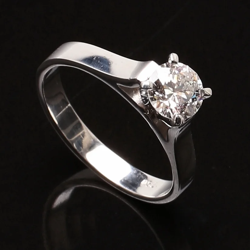 ENSTENSRING, 18K vitguld, diamant 0,71 ct. — Rings — Garpenhus Auktioner