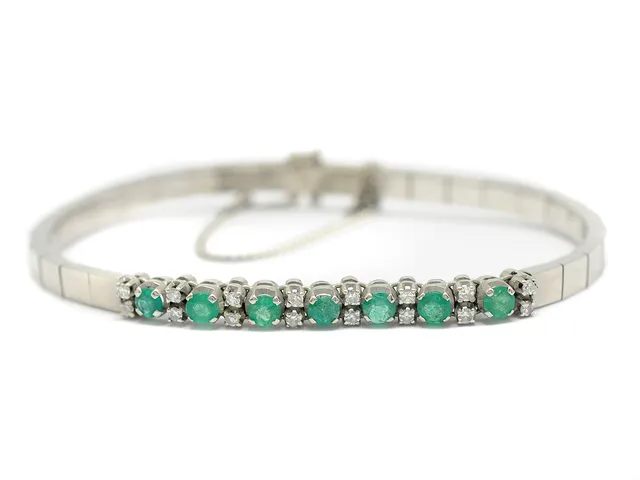ARMBAND, 18K rodierat vitguld, smaragder, 16 åttkantslipade diamanter ca 0,37 ctv, ca W/VS, diameter ca 5,5 cm, säkerhetskedja, vikt 16,6 g.