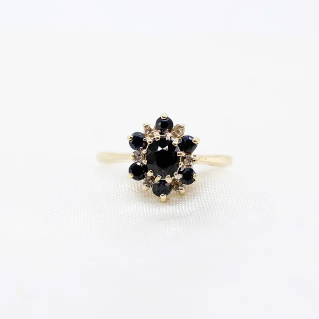 VINTAGE SAPPHIRE & DIAMOND CLUSTER RING.