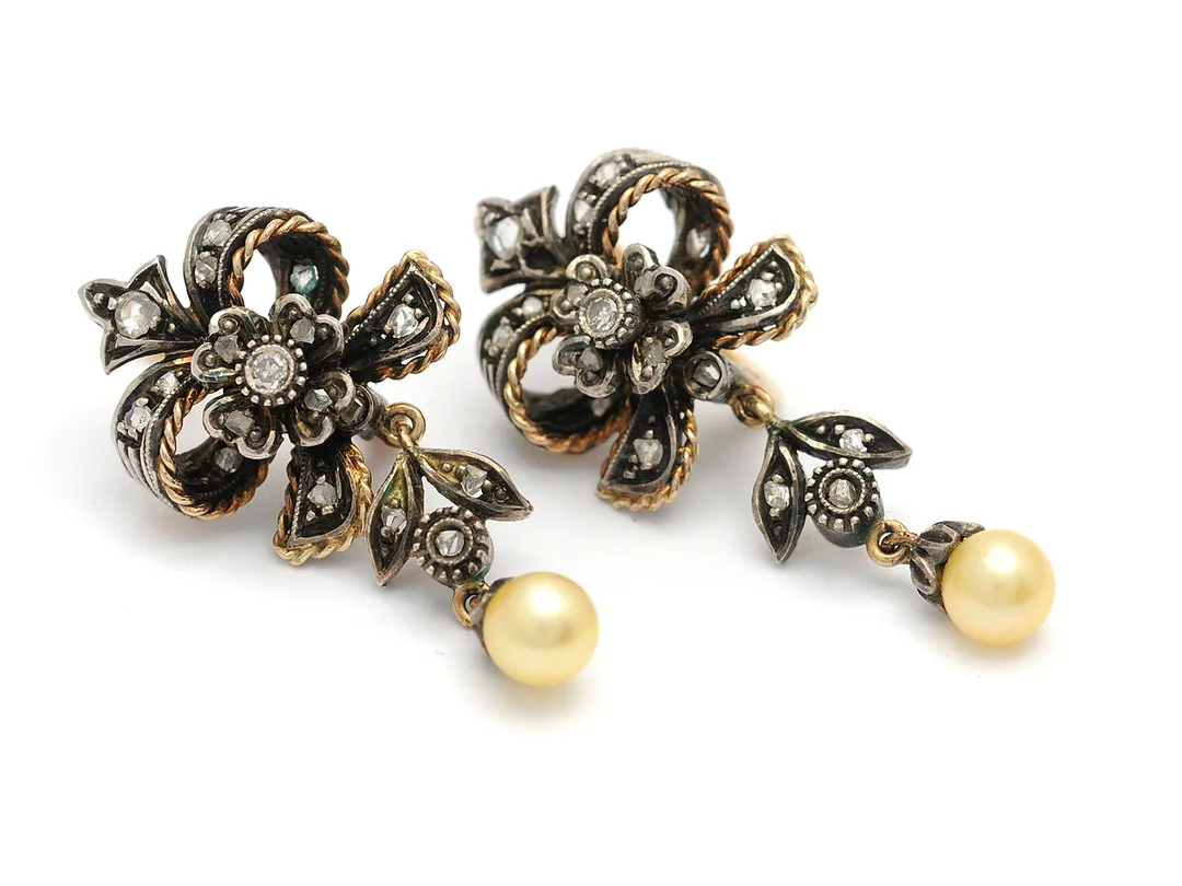ÖRHÄNGEN, 18K guld/silver, rosenslipade diamanter, imitationspärla, höjd 3 cm, vikt 6,7 g, stift/clips, etui. — Smycken/Örhängen — Kaplans