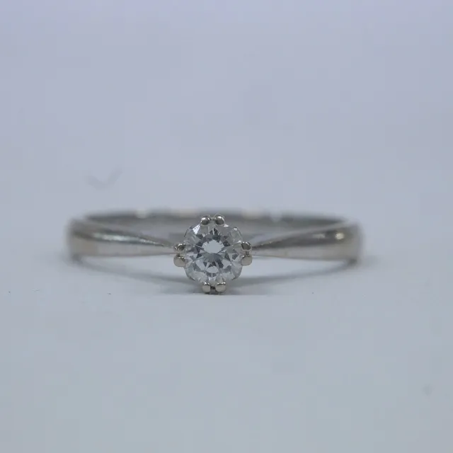 SOLITÄRRING MED DIAMANT.