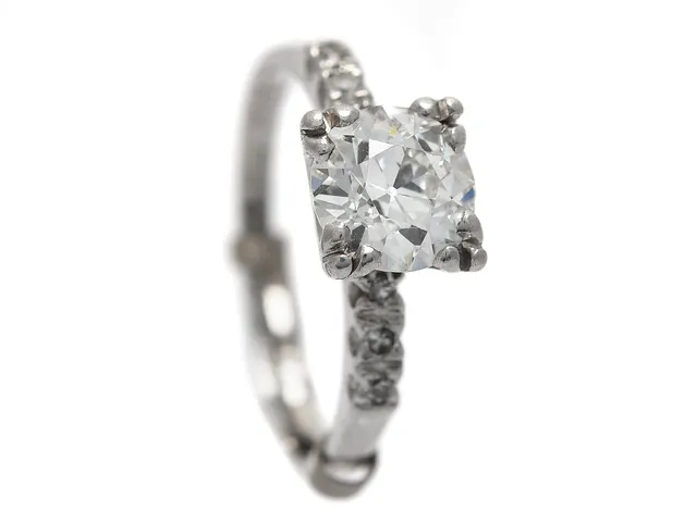 ENSTENSRING, platina, 1 mediumslipad diamant ca 1,20 ct, ca W(H-G), skena med 6 åttkantsslipade diamanter ca 0,05, stl 16,50 mm (med storleksskena), vikt 3,9 g, diamant med nagg och mindre skada på rondisten, tunn rondist, i övrigt endast små inneslutningar, gravyr.
