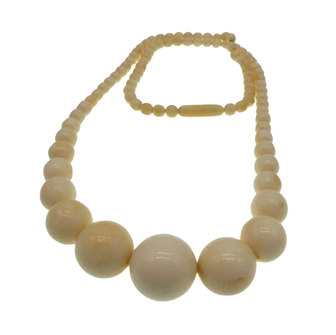 SEHR SCHÖNE HANDGESCHNITZTE PERLENKETTE AUS BEIN, UM 1930. — Jewellery — Auktionshaus Stuber's Hammerschlag