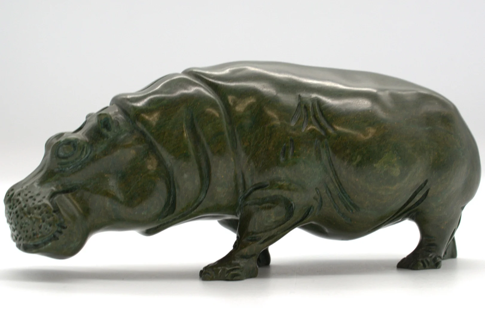 GROSSE MALACHIT, SKULPTUR, ALS PLASTISCHES NILPFERD, HANDGESCHNITZT 20. JAHRHUNDERT. SHONA-ART. — Sculptures & Bronzes — Kunst- und Auktionshaus Kleinhenz