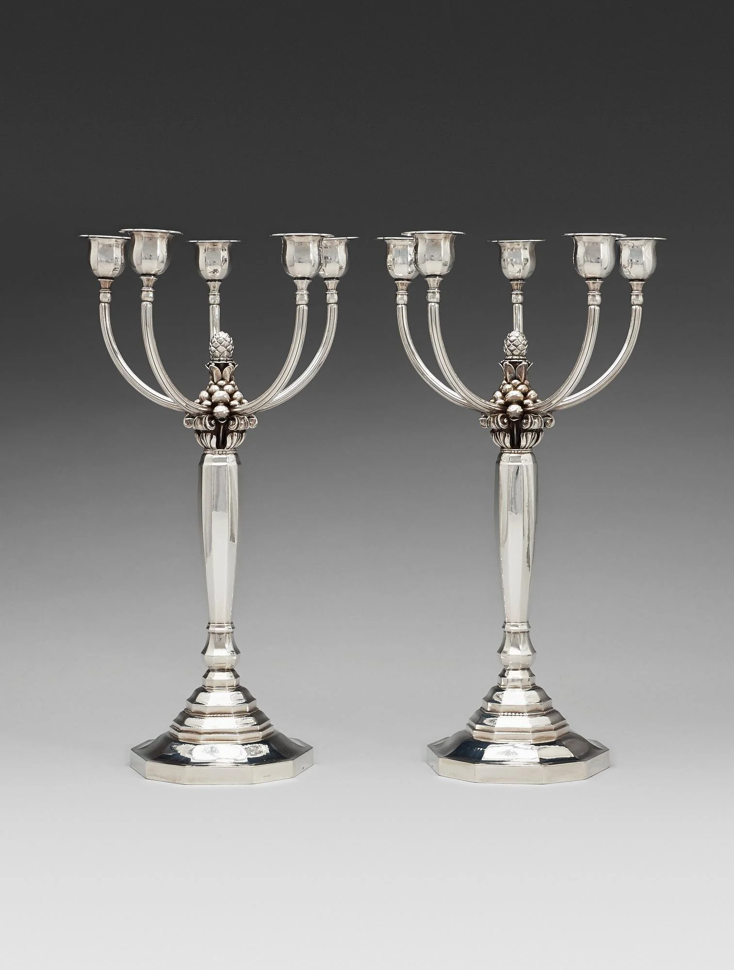 JOHAN ROHDE, kandelabrar, ett par, Georg Jensen, Jensen & Wendel, Köpenhamn 1945-51, sterling. — Bukowskis