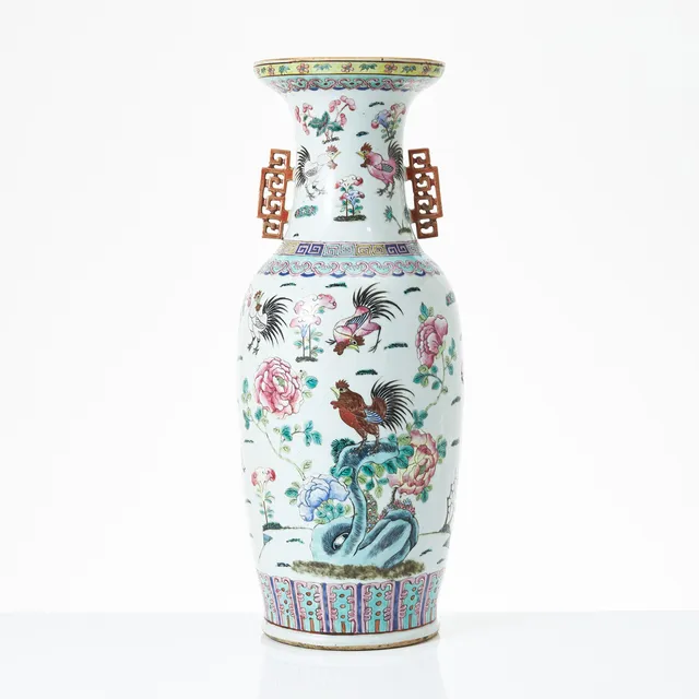 VAS, porslin, Kina, sen Qing, dekor i famille rosefärger av tuppar, blommande grenverk och bårder.