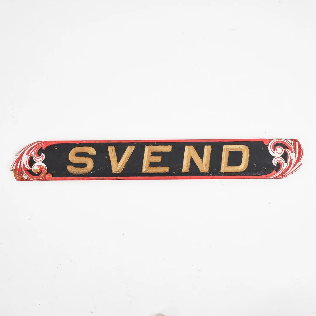 NAMNBRÄDA, "Svend", ek, skuren och bemålad dekor, 1900-talets första hälft. — Technica & Nautica — Stockholms Auktionsverk Magasin 5