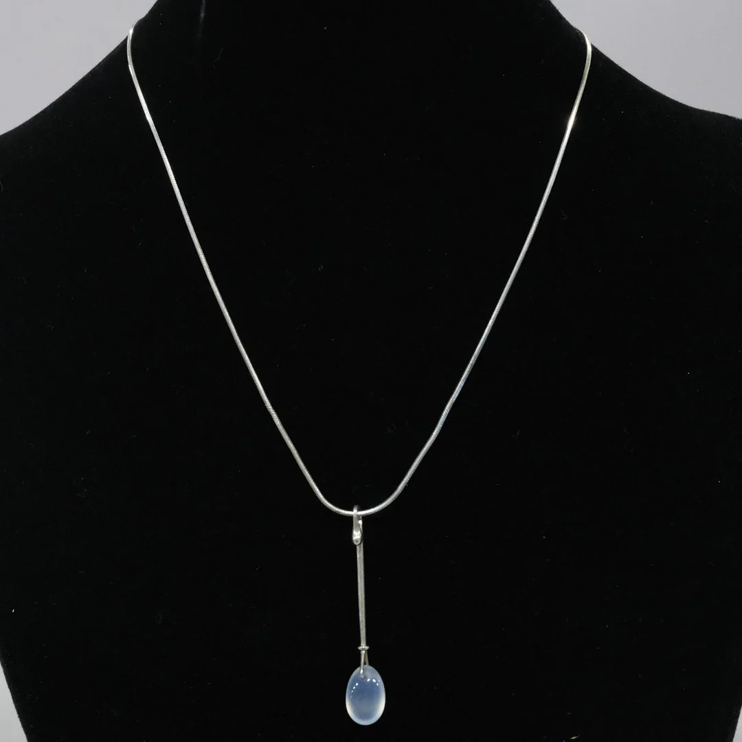 VIVIANNA TORUN BÜLOW-HÜBE. HÄNGE, "DEW DROP", GEORG JENSEN SAMT HALSKEDJA. — Brooches & Pendants — Björnssons Auktionskammare