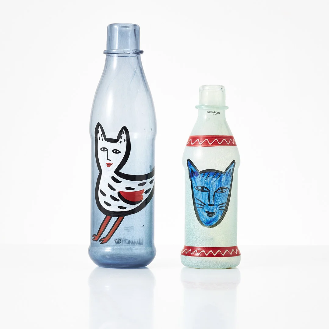 ULRICA HYDMAN-VALLIEN. Flaskor, 2 st, "PET", glas, signerade, Kosta Boda. — Art glass — Stockholms Auktionsverk Magasin 5