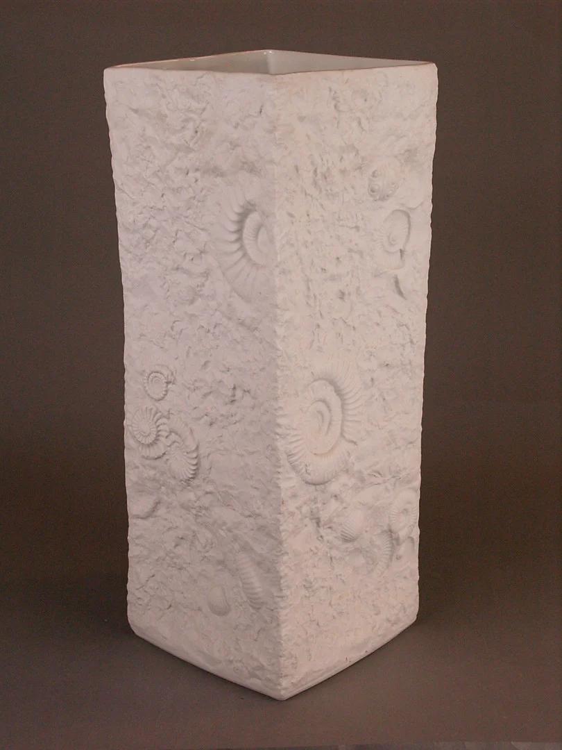 VASE - Manufaktur Kaiser, Bisquitporzellan. — European — Auktionshaus Blank