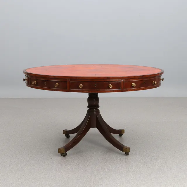 SALONGSBORD. Mahogny med skinnklädd skiva, med fyra lådor samt blindlådor. Engelsk stil, 18/1900-tal.