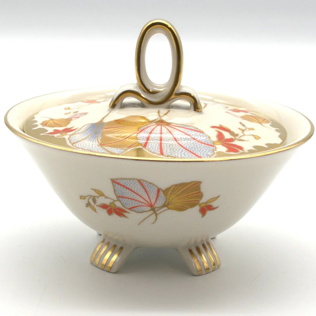 CARSTENS SORAU. ART DÉCO PORZELLAN DECKELDOSE, MIT FLORALEM MOTIV, GOLDDETAILS UND GOLDRAND, DEUTSCHLAND UM 1930. — European — Kunst- und Auktionshaus Kleinhenz