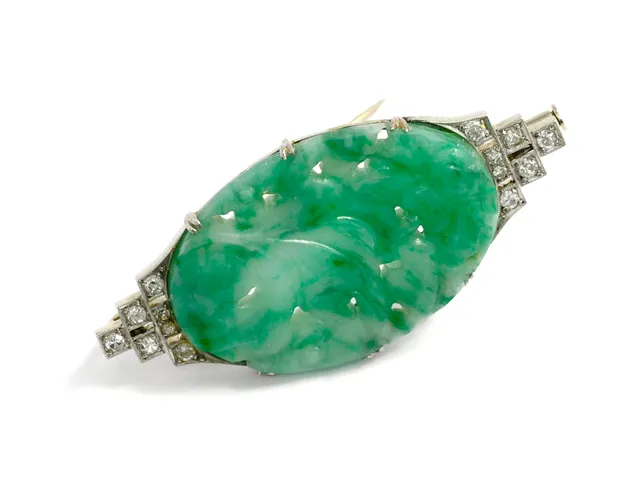 BROSCH, 18K vitguld, snidad jade, diamanter ca 0,25 ctv, 4,7 x 2,2 cm.