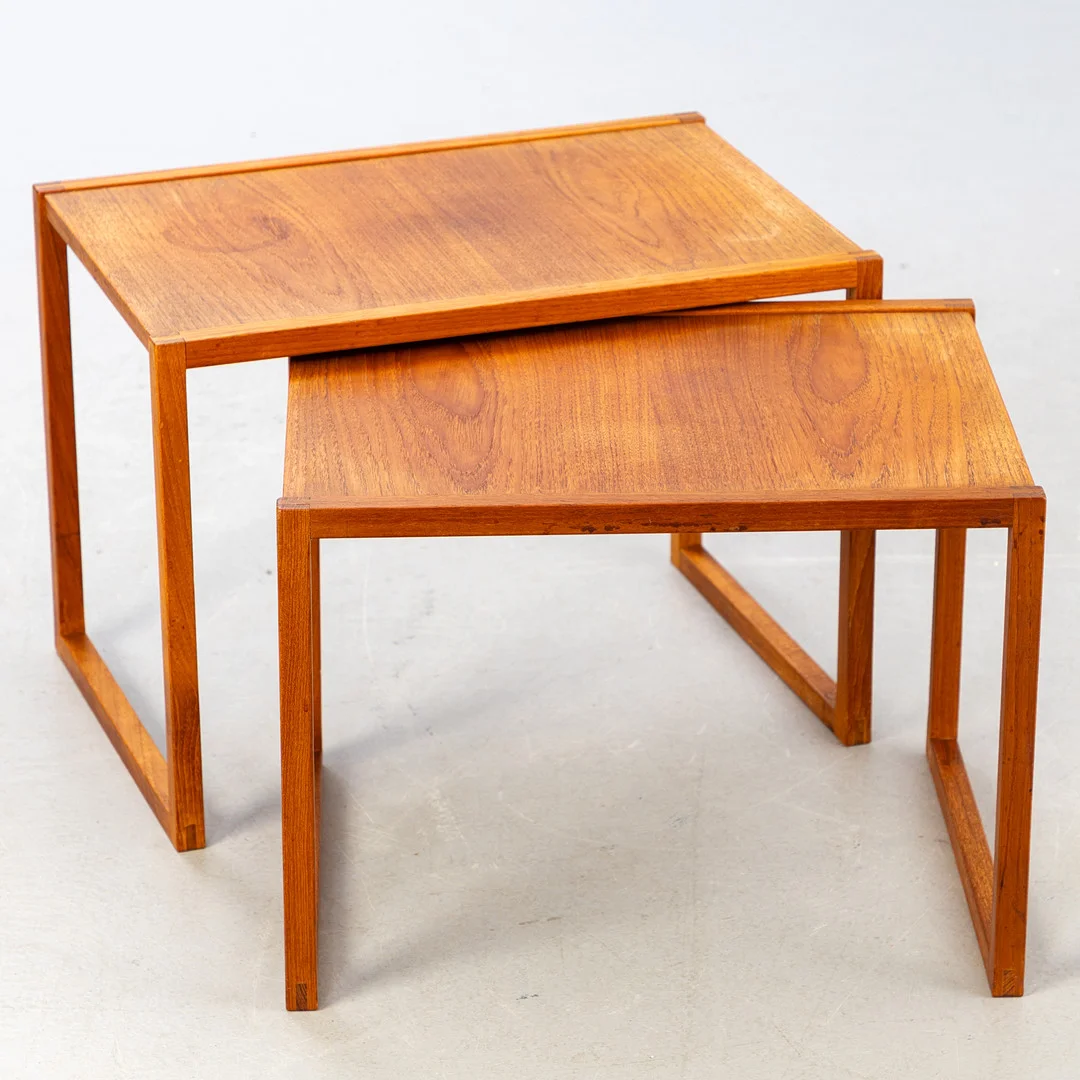 KAI KRISTIANSEN. Zugeschrieben. Satztische in Teak, Dänemark, 1960er Jahre (2). — Coffee Tables — Stockholms Auktionsverk Hamburg