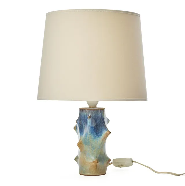 “Rosentorn”. A stoneware table lamp modelled with relief “thorns”. Decorated with blue glaze with brown elements. Made by Michael Andersen for Lyfa. H. excl. fitting 18 cm. H. incl. shade holder 34.5 cm.