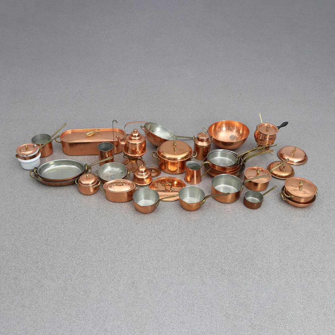 KÖKSUTENSILIER, 30 ST. Koppar, mässing m.m. Merparten Krögarhuset. — Pewter, Brass & Copper — Skånes Auktionsverk