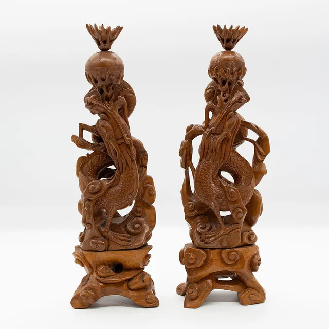 CHINESISCHE KERZENSTÄNDER, SPIELENDE DRACHEN MIT FEUERBÄLLEN, DURCHBROCHENE HOLZ SKULPTUR, CANTON, UM 1960.