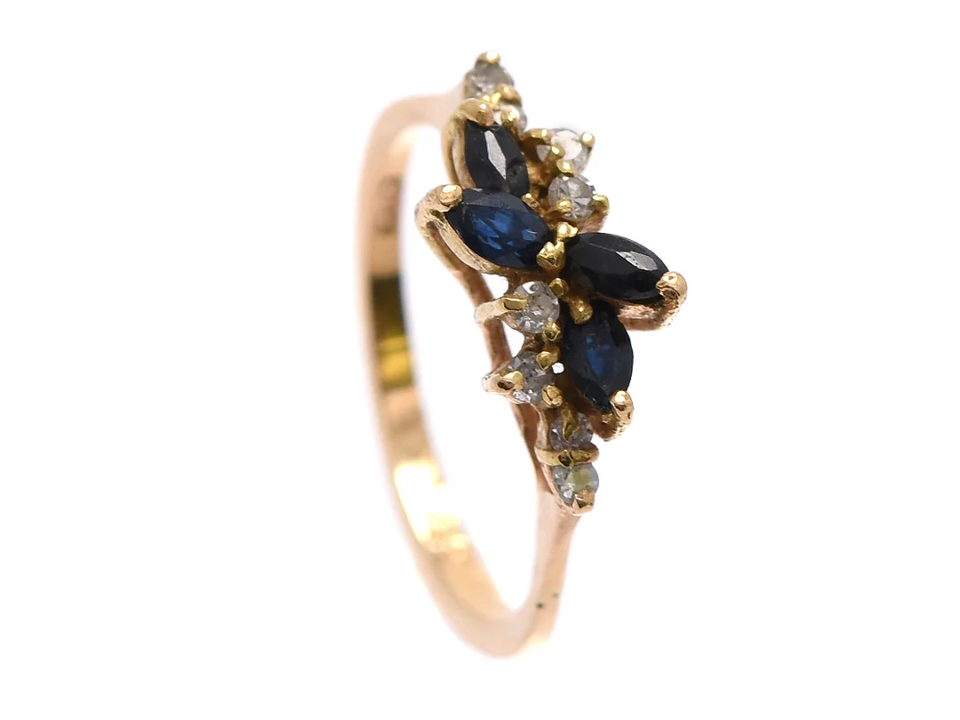 RING, 18K guld, 4 blå safirer, 8 briljanter ca 0,08 ctv ca TW-W/SI-P, stl 16,5 mm, vikt 2,3 g, 2 diamanter med nagg, en safir med hålighet. — Smycken/Ring — Kaplans