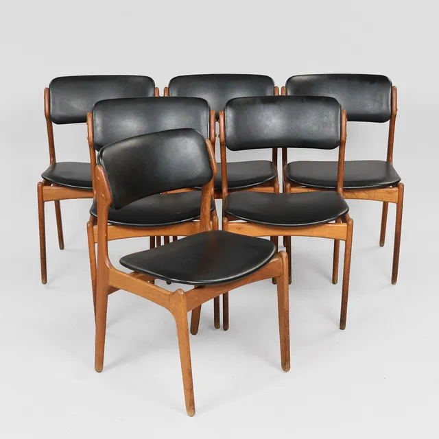 ERIK BUCH (1923–1982). Et sæt på seks spisebordsstole af eg, betrukket med skai, Odense Maskinsnedkeri, Danmark, formgivet 1956, (6).