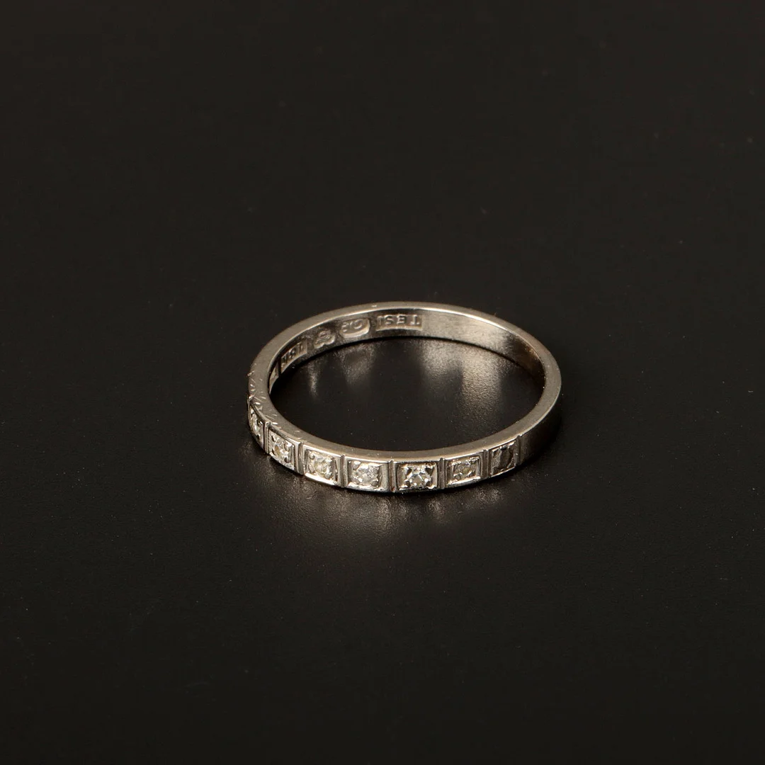 ALLIANSRING, 18K vitguld med 6 st diamanter totalt ca 0,06ct, 1956. — Rings — Auktionsverket Engelholm