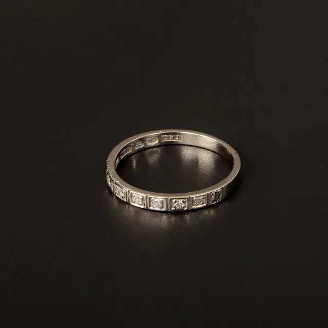 ALLIANSRING, 18K vitguld med 6 st diamanter totalt ca 0,06ct, 1956.