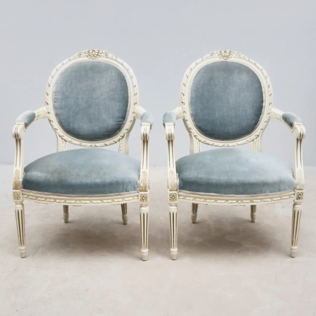 KARMSTOLAR, ett par, Louis Seize-stil. — Armchairs & Chairs — Metropol Auktioner
