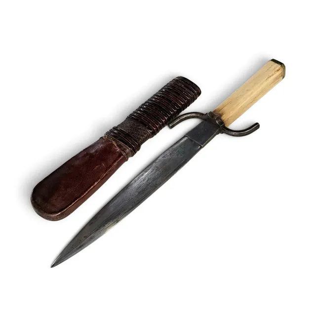 Cuchillo con empuñadura en hueso.