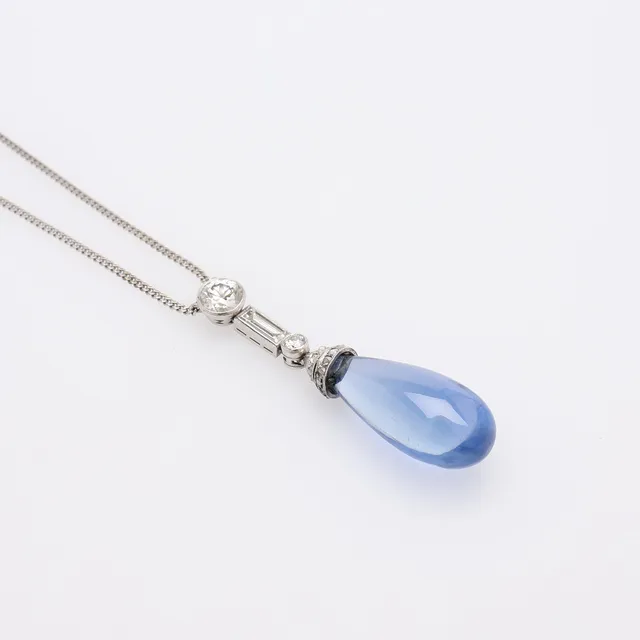 COLLIER, 18K VITGULD MED EN DROPPFORMAD SAFIR, EN BRILJANT, EN BAGUETTE OCH ROSENSTENAR.