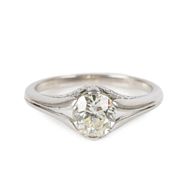 A diamond solitaire ring of platinum set with a diamond of approx. 1.10 ct. Crystal/VVS. Size 54. Early 20th century.