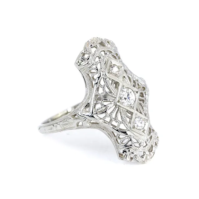 18CT GOLD DIAMOND RING.