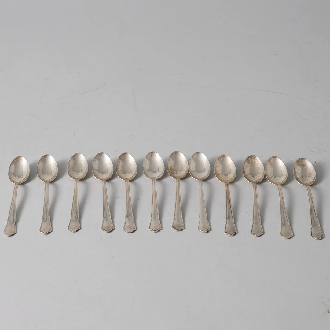 TESKEDAR, silver, Chippendale, vikt: 106,6 g. — Silver — Metropol Auktioner