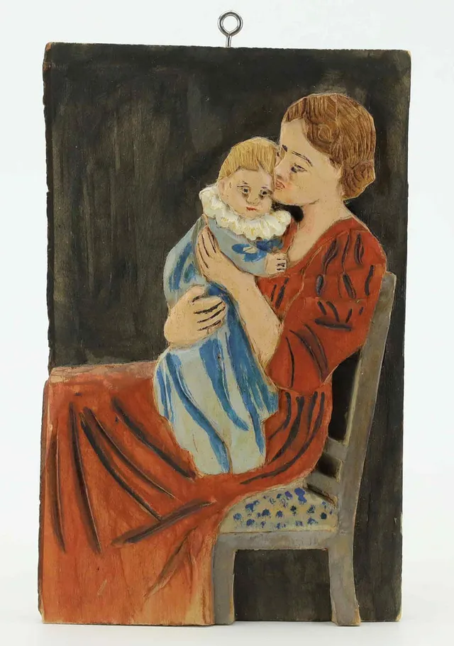IDA MALM. Trärelief, Mor och barn, signerad atergo, Bergsjö, Hälsingland, 1942.