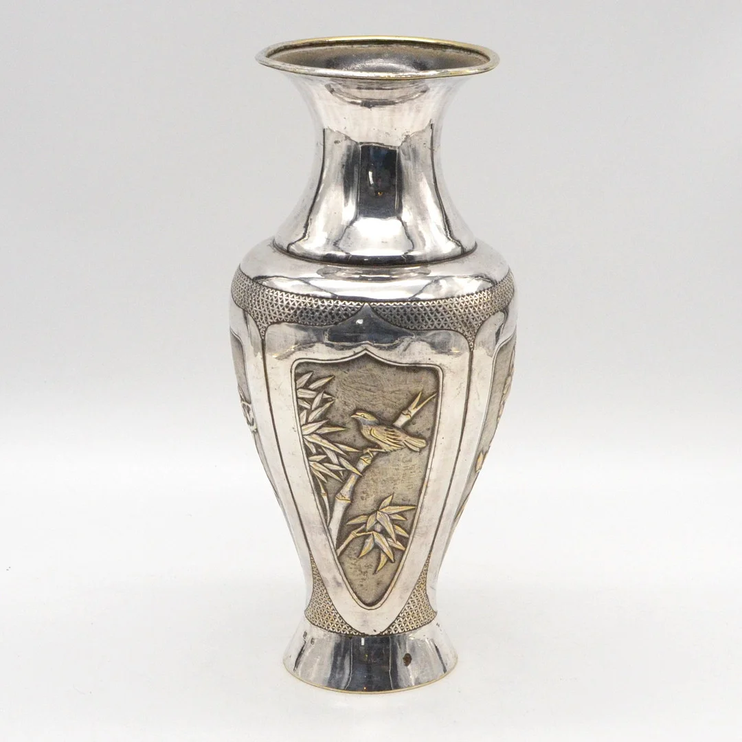 CHINESISCHE VASE, BLUMEN UND VOGEL, VERSILBERT UND VERGOLDET, METALL, 1950 GRAVIERT, CHINA, UM 1920. — Other — Kunst- und Auktionshaus Kleinhenz