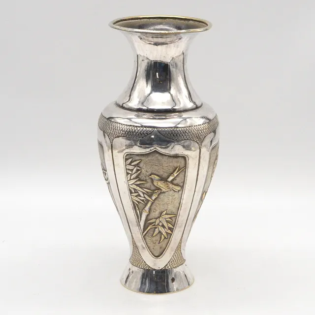 CHINESISCHE VASE, BLUMEN UND VOGEL, VERSILBERT UND VERGOLDET, METALL, 1950 GRAVIERT, CHINA, UM 1920.