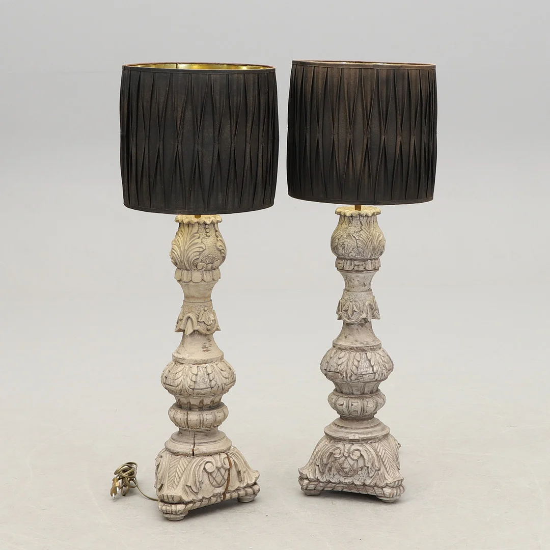 BORDSLAMPOR, ett par, trä, barockstil, Frankrike. Samtida. — Table Lamps — Crafoord Auktioner Malmö