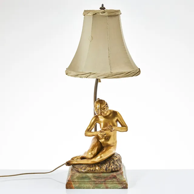 BORDSLAMPA / SKULPTUR, brons, sittande kvinna, kopia efter Alexandre Clerget, märkt SOT Paris 240A.