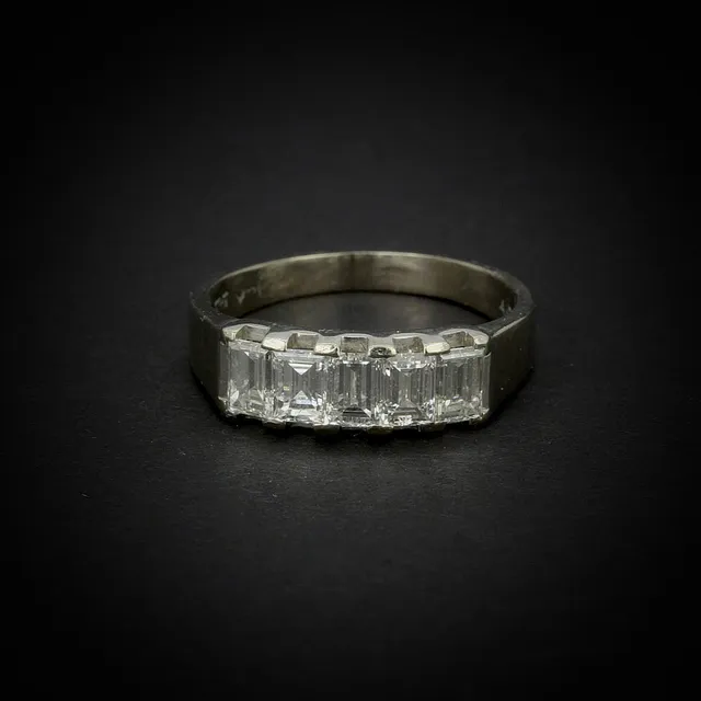 14CT GOLD CUT DIAMOND RING.