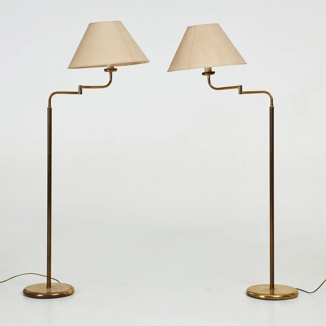 GOLVLAMPOR, 1-par, 1980-tal, stommen i mässing, reglerbara ljusarmar, typ B67, etikettmärkta Lymax. — Floor lights — Stockholms Auktionsverk Sickla