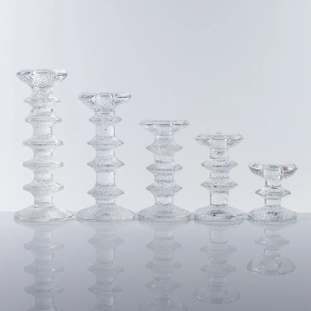 TIMO SARPANEVA. Ljusstakar, 5 st, glas, "Festivo", Iittala, Finland. — Candlesticks — Auktionshuset Kolonn
